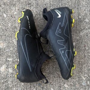 Nike Youth Black Soccer Cleats sz1Y